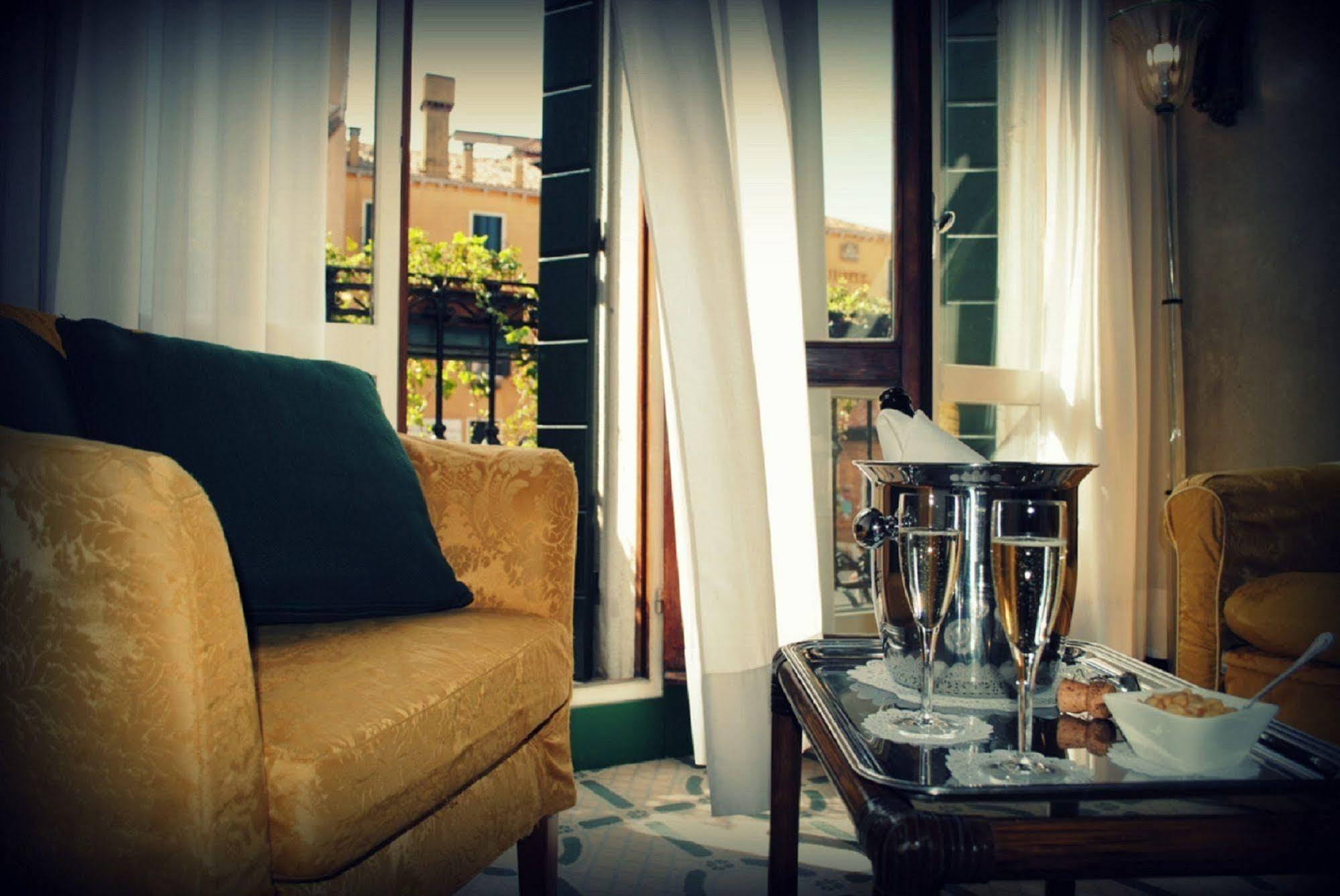 Palazzo Del Giglio Hotel Венеция Екстериор снимка